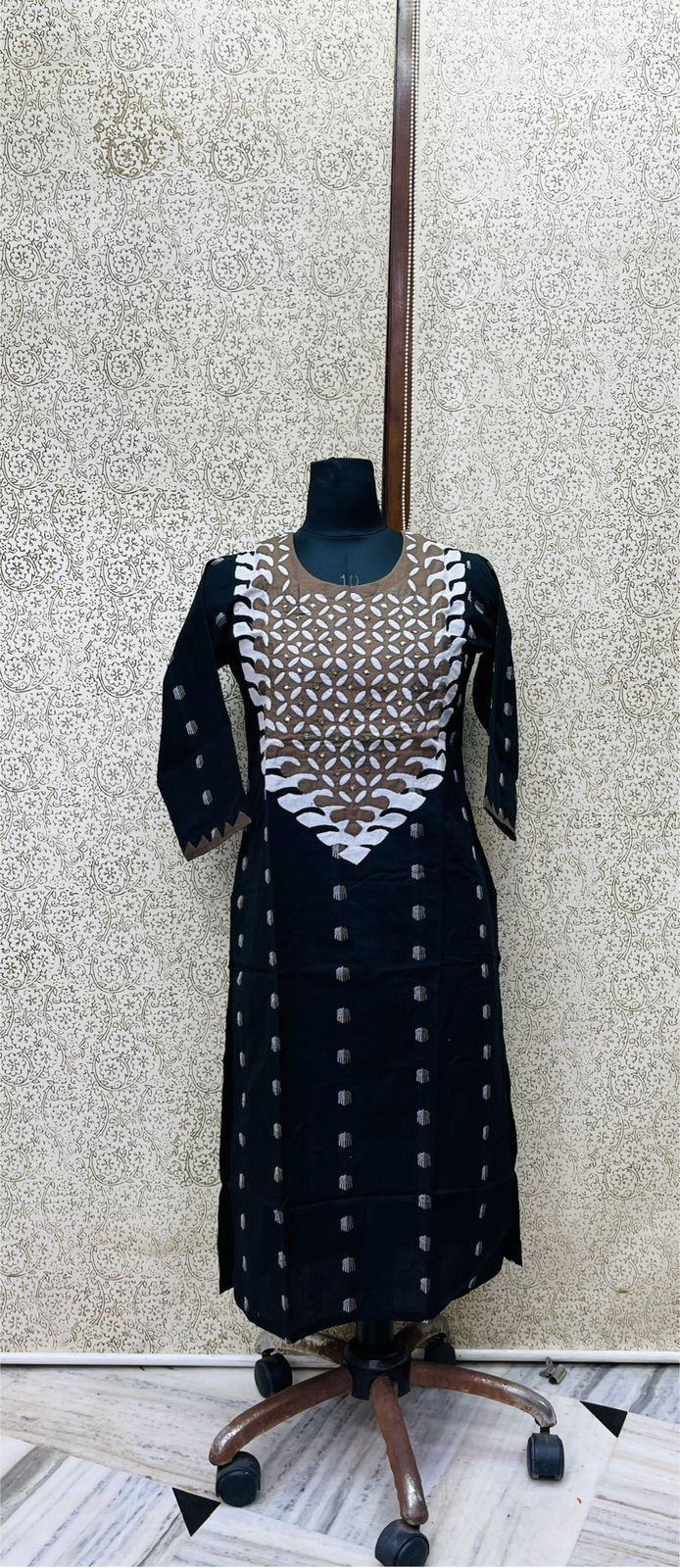 COTTON KURTA WITH EPLIQUE WORK